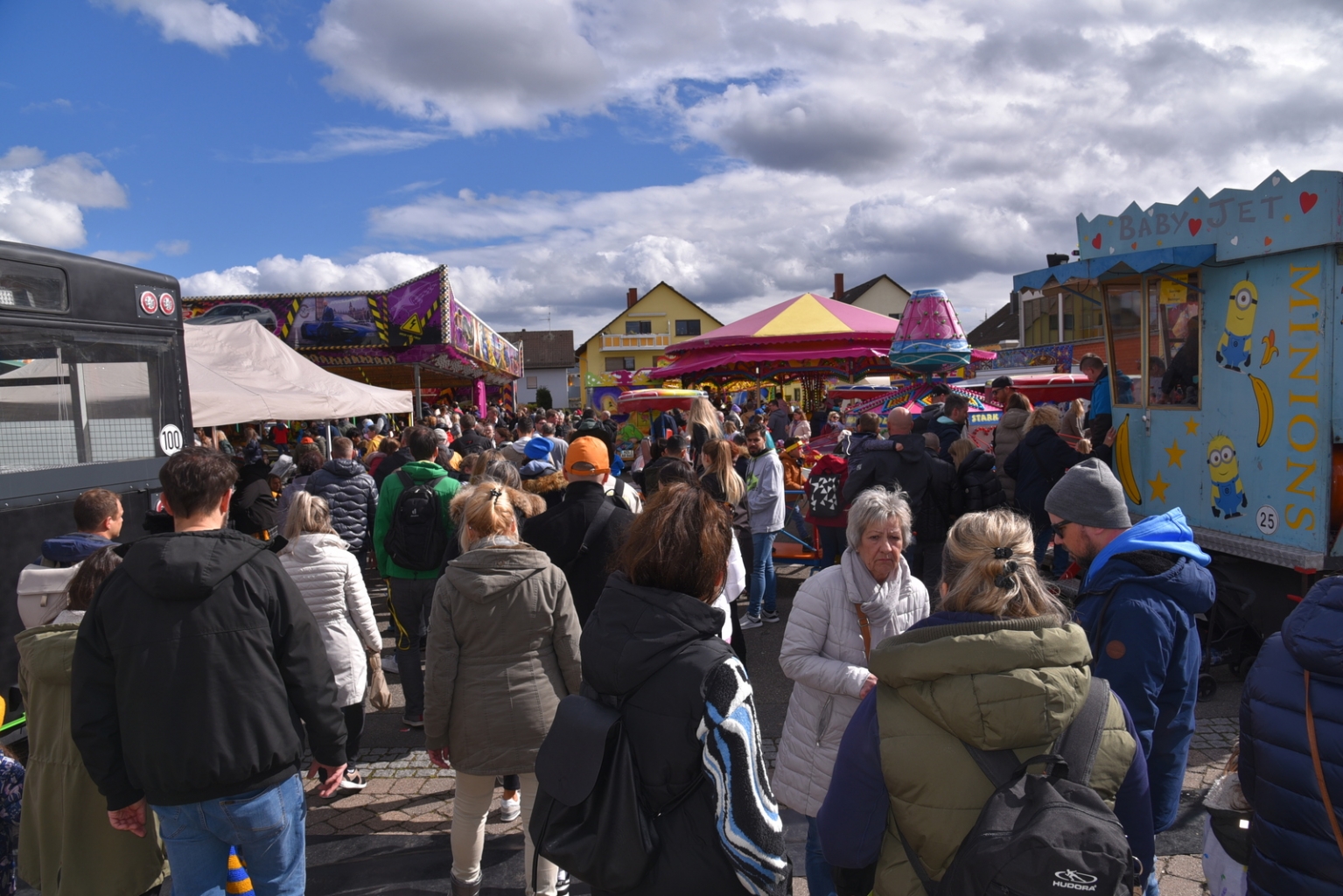 Auf dem Festplatz wurde dann weitergefeiert, ganz viele Menschen nutzten das schöne Wetter aus und statteten den Schausteller*innen einen Besuch ab.