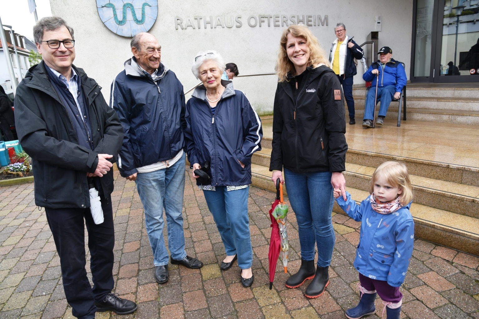 Trotz des unsteten Wetters waren einige Schaulustige vor das Rathaus gekommen.