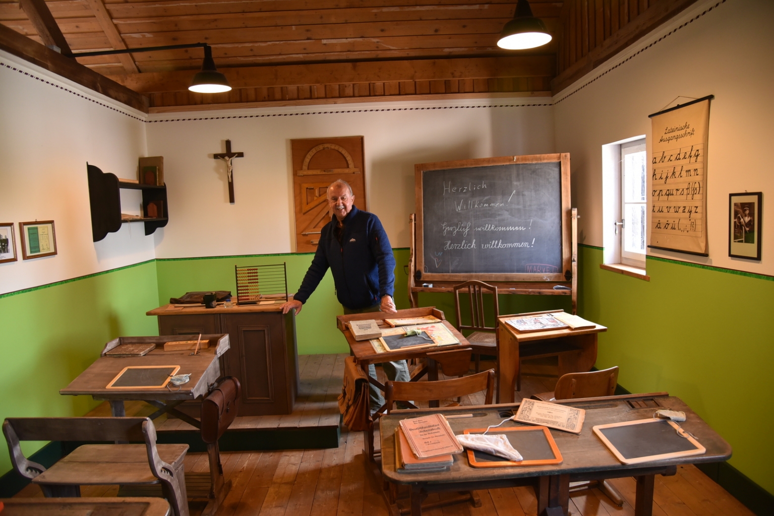 Dieter Burkard, der Vorsitzende des Heimat- und Kulturkreises stand im hergerichteten Klassenzimmer parat.