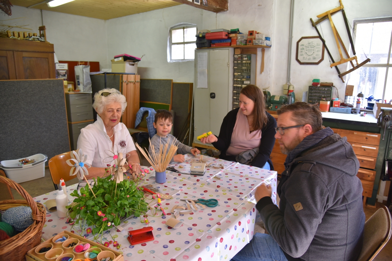 Yvonne Wierer bastelte mit Kindern Blumen und Lesezeichen.