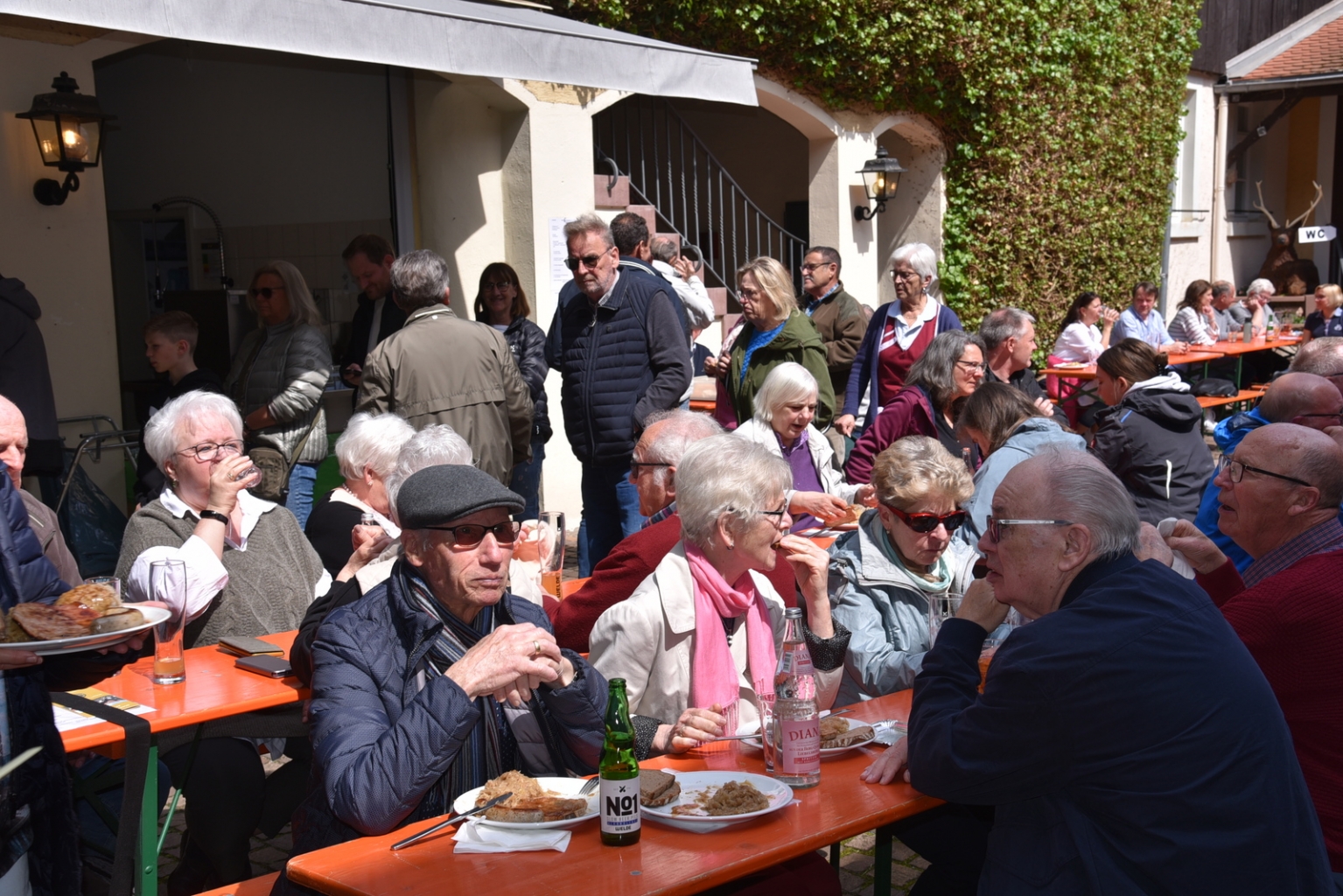 Viele Gäste ließen sich das Essen schmecken.