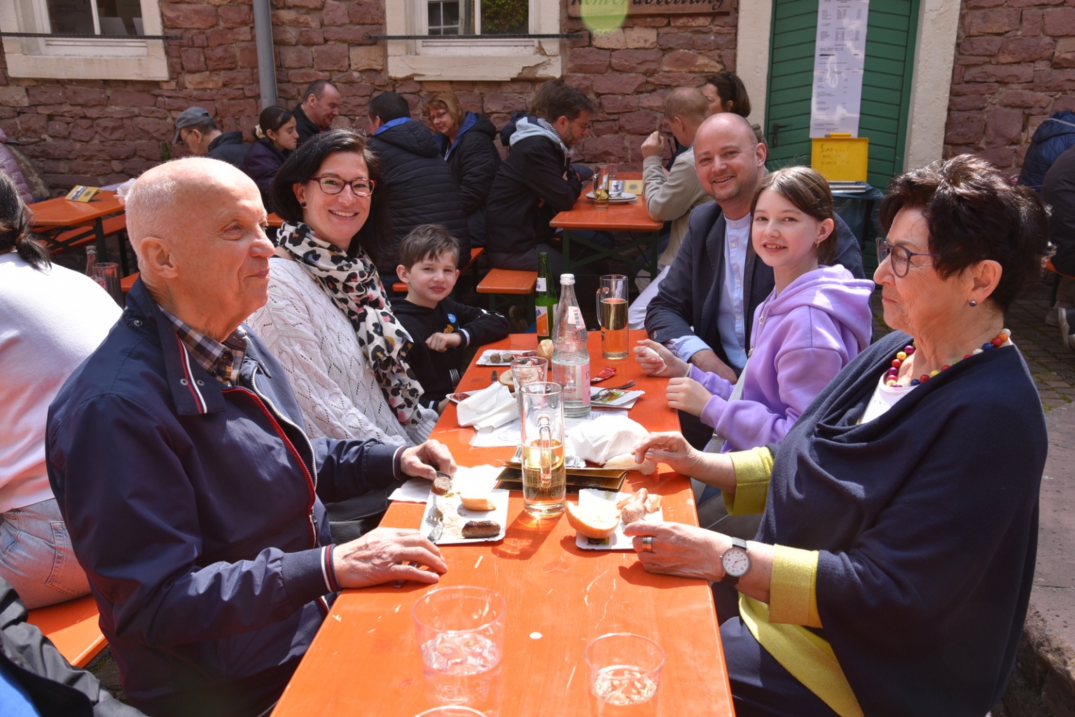 Auch Bürgermeister Pascal Seidel schaute mit Ehefrau und Kindern sowie dem Vater und Ehrenbürger Roland Seidel mit Ehefrau vorbei.