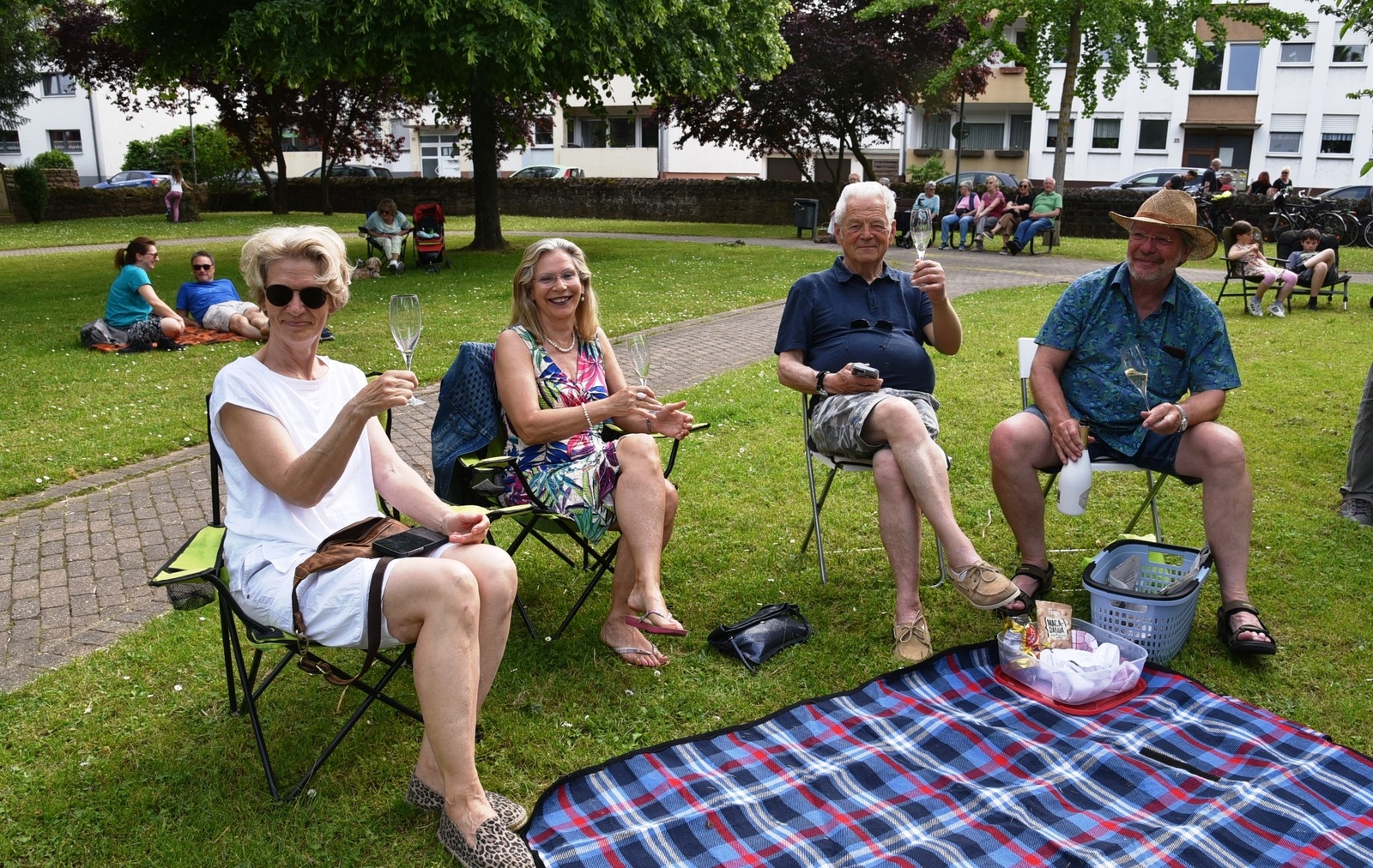 So manche Zuhörer*innen hatten sich mit Picknickkorb und Sekt ausgestattet.