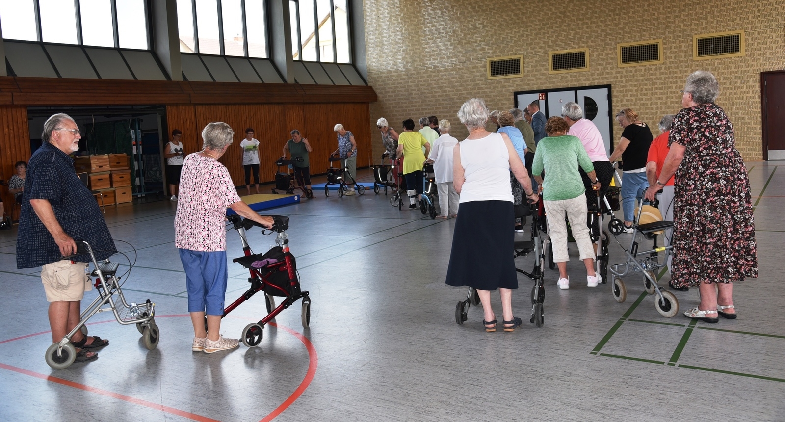 Zahlreiche Teilnehmerinnen und Teilnehmer kamen zum Rollatortraining.