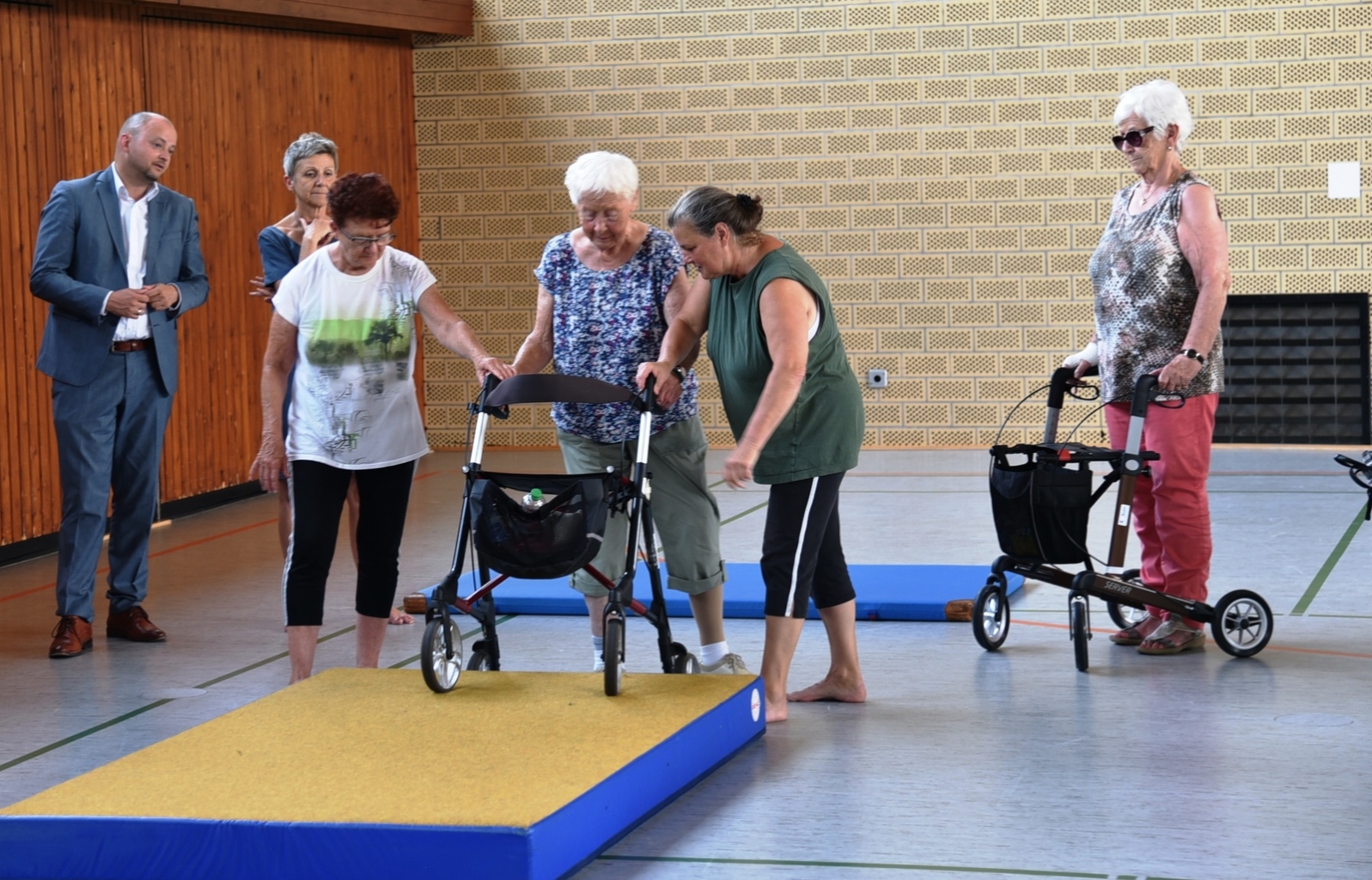 Auch das Stufenerklimmen mit dem Rollator will gelernt sein. Hier eine Übung an einer Turnmatte.