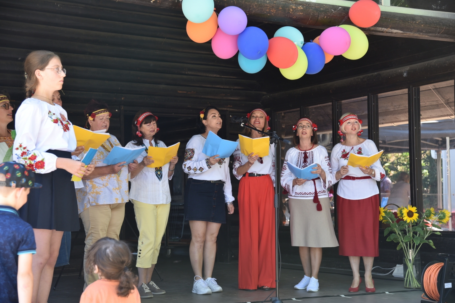 Ein ukrainischer Frauenchor sang auf der Bühne Volkslieder.