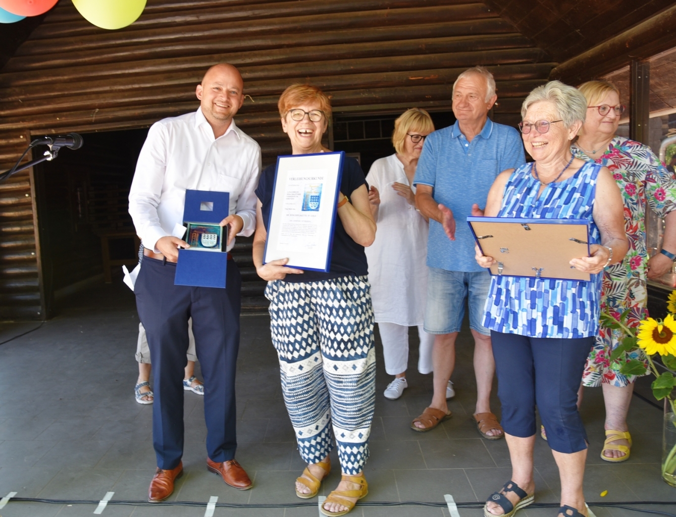 Bürgermeister Pascal Seidel überreicht die Bürgerplakette in Gold an Heidi Joos, die Vorsitzende des Asylkreises Oftersheim. Die Mitglieder des Asylkreises wurden auch geehrt und erhielten eine Urkunde und eine Spende.