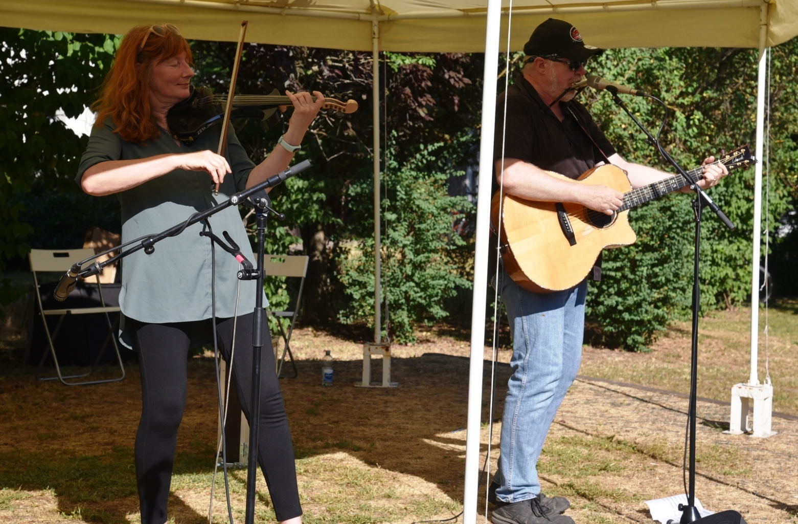 Das Duo von „Paddy goes to Holyhead“ (Paddy Schmidt und Almut Ritter) bei Musik im Park.