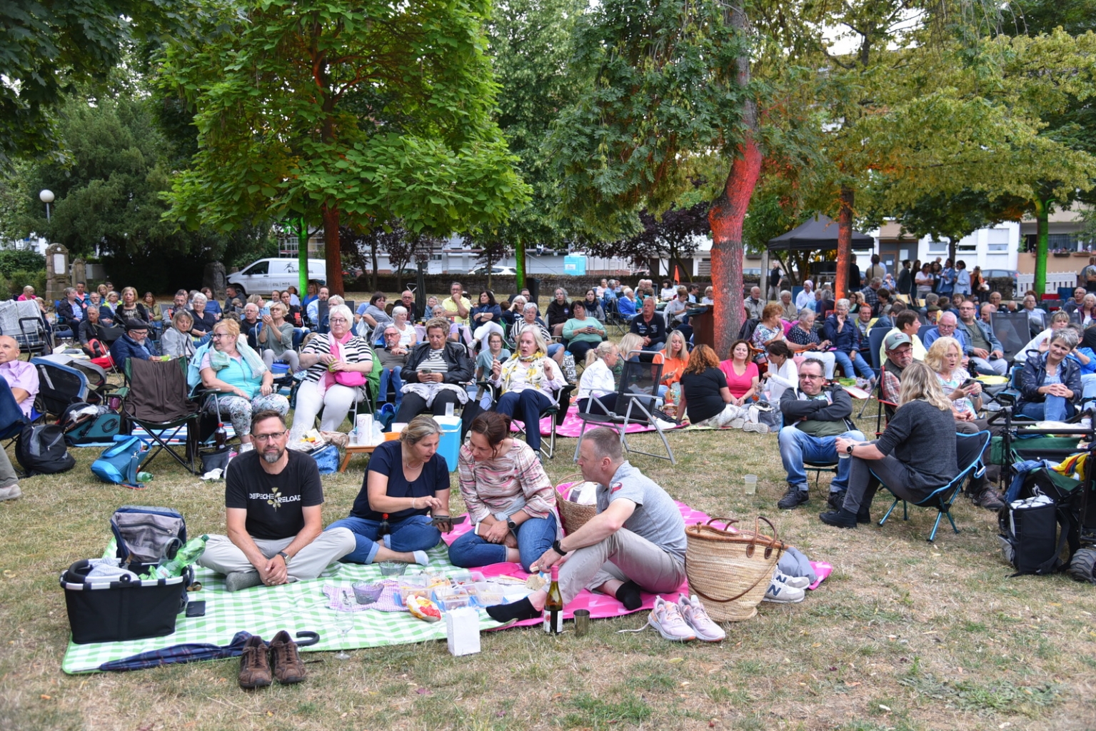 Open Air Kino im Gemeindepark - vor der Musik und vor dem Filmbeginn und noch ohne Regen