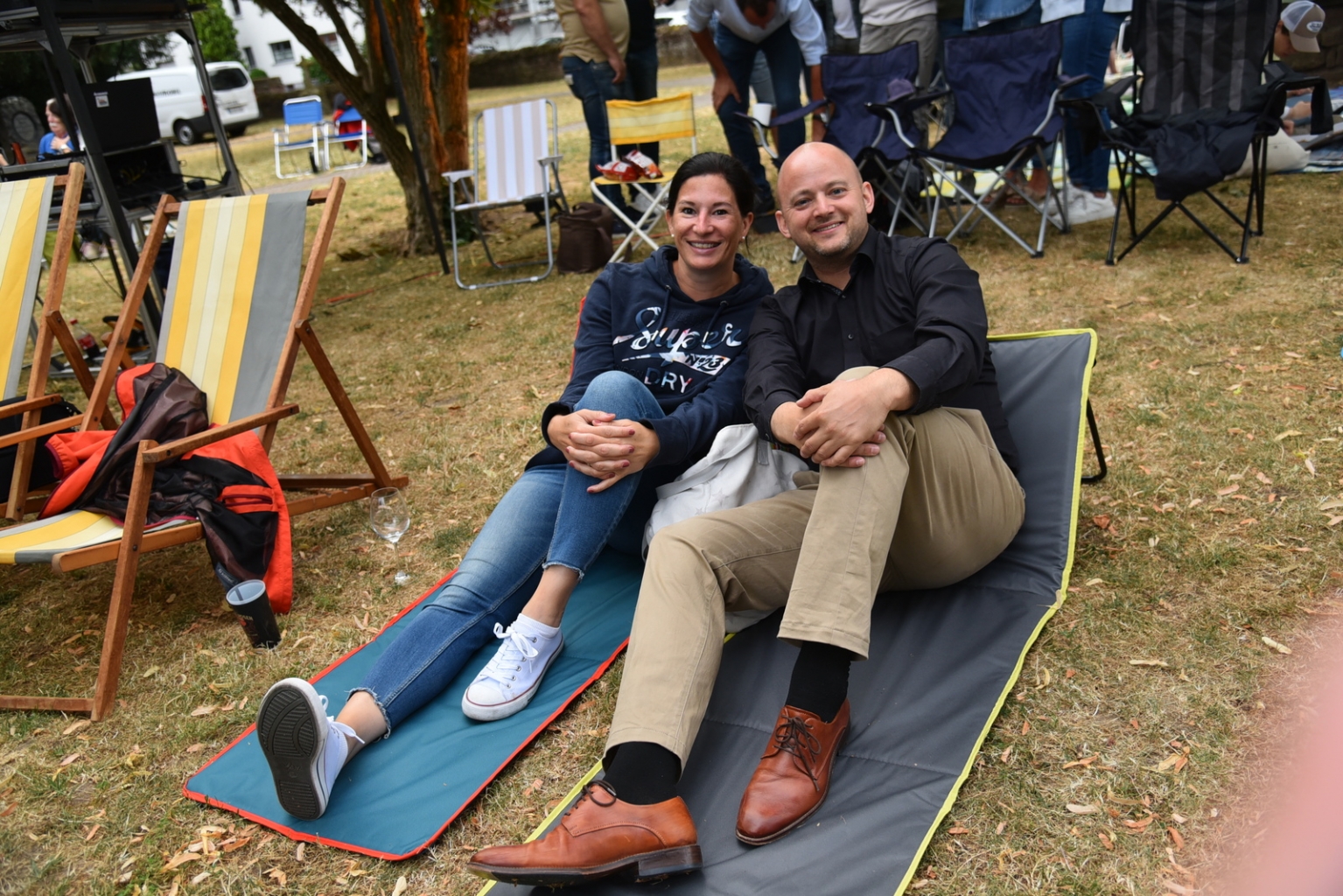 Auch Bürgermeister Pascal Seidel hat es sich mit seiner Frau Alexandra auf dem Rasen bequem gemacht.