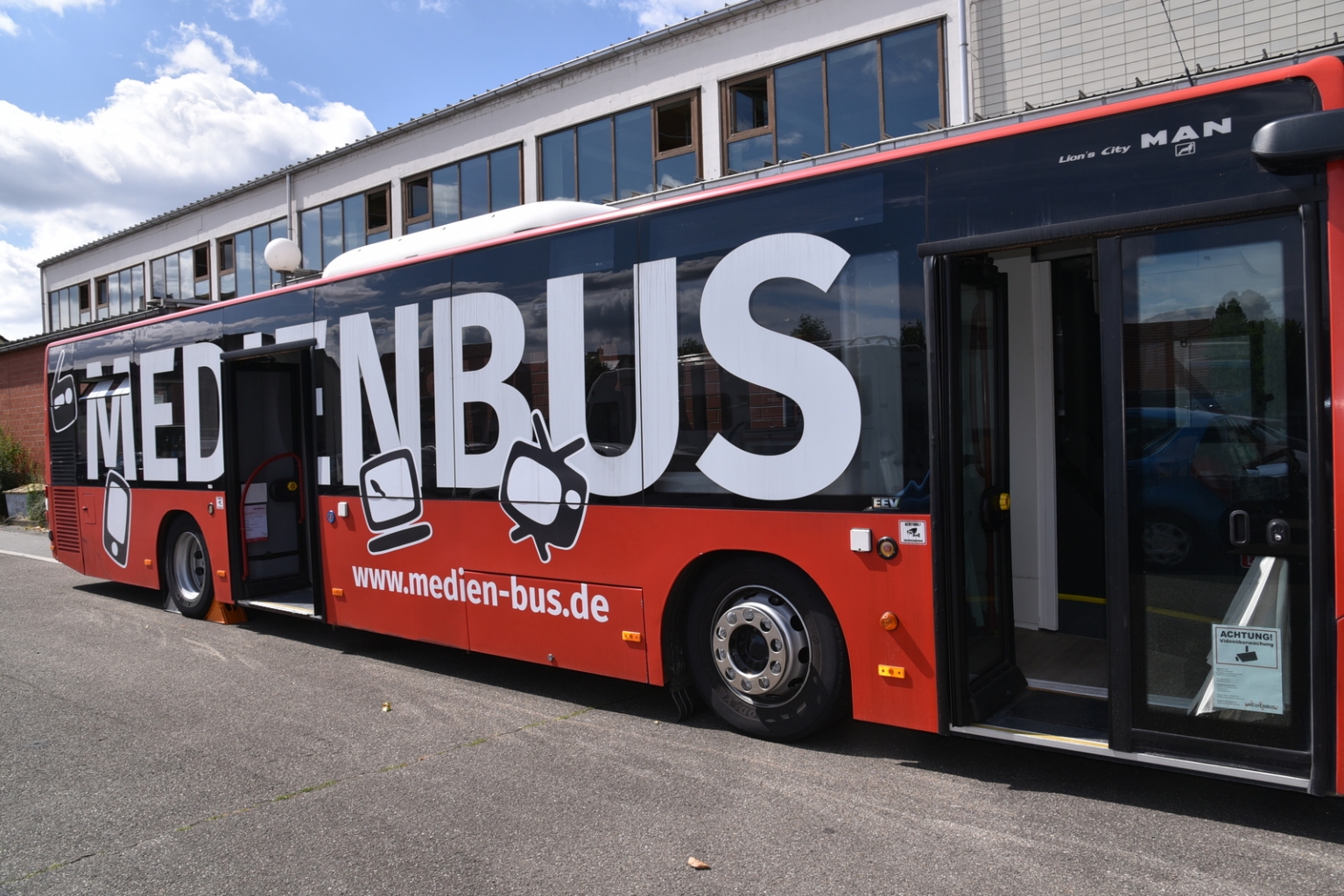 Der Medienbus (Außenansicht) auf dem Oftersheimer Festplatz.